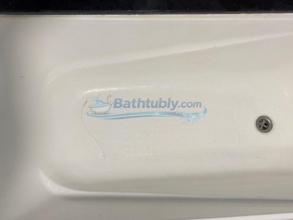 Hotel style glossy bathtub